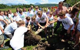 Kinder pflanzen Bäume - im Rahmen der Klimaakademie in Vorarlberg