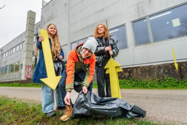 Schüler:innen sammeln den Müll, der entlang der Bregenzerach achtsam weggeworfen wurde und kennzeichnen den Ort mit den Gelben Pfeilen des Umweltverbandes